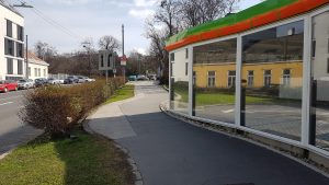 Wo ein Wille, da ein Weg: für die Waschstraße wurde der Wendekreis 2017 auf den öffentlichen Gehweg ausgeweitet. (CC) Radeln in Döbling